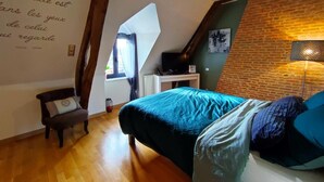 4 bedrooms, travel cot, free WiFi