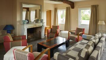 TV, fireplace, DVD player