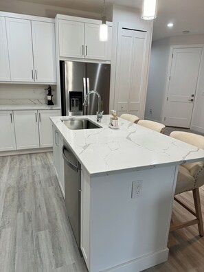 Geladeira, micro-ondas, fogão, cooktop