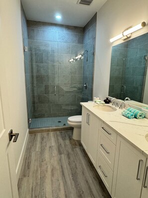 Dusj, hårføner, håndklær og såpe