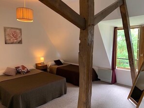 5 bedrooms, travel cot, free WiFi