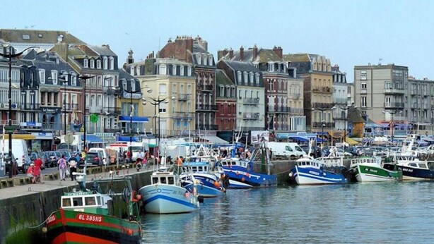 A harbor with boats docked, a waterfront promenade, and buildings lining the shore. - Gîtes de France® - Gîte d'Eclehêtre (FOUCARMONT)