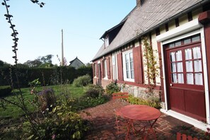 Outdoor dining - Gîtes de France® - La Poule Bleue (GRUCHET SAINT SIMEON)