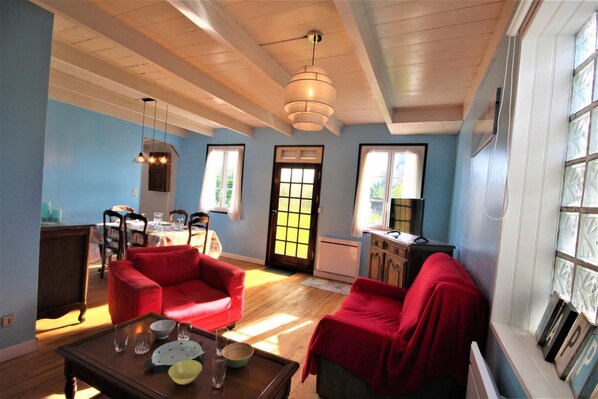 TV - Gîtes de France® - La Poule Bleue (GRUCHET SAINT SIMEON)