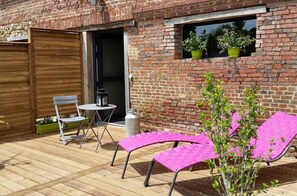 Outdoor dining - Gîtes de France® - The little terrace (HEUQUEVILLE)