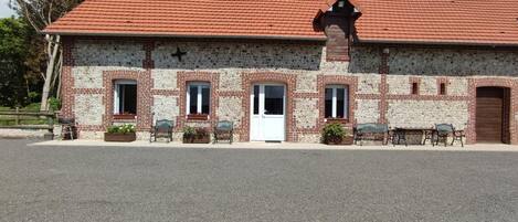 المنشأة من الخارج