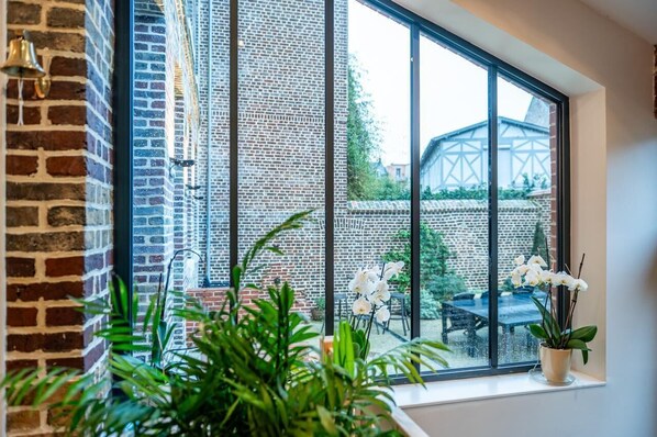 المنشأة من الداخل