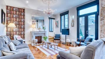 Fernseher, TischfuĂball, BĂŒcher