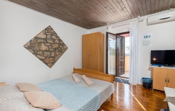 1 bedroom, free WiFi, bed sheets