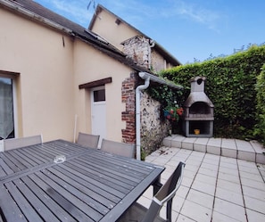 Outdoor dining - Gîtes de France® - Le Four à Chaux (CRIEL SUR MER)