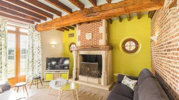 Televisie, een open haard, een dvd-speler en een tafeltennistafel