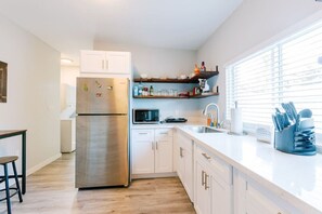 Réfrigérateur, micro-ondes, plaque de cuisson, lave-vaisselle