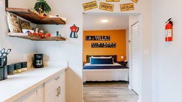 1 habitación, tabla de planchar con plancha, wifi gratis y ropa de cama