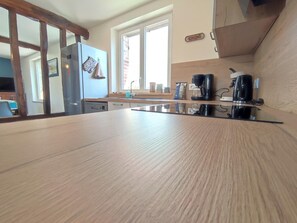 Réfrigérateur, micro-ondes, four, plaque de cuisson