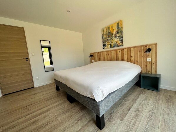 2 bedrooms, travel crib, free WiFi