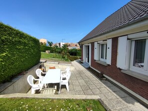 Outdoor dining - Gîtes de France® - Le Pavillon Massenet (LE TREPORT)