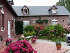Outdoor dining - Gîtes de France® - The Stable (ETALONDES)