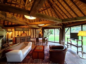 Televisión y chimenea 