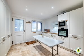 Fridge, microwave, oven, stovetop - Gîtes de France® - Aux Quais de Seine (RIVES EN SEINE)