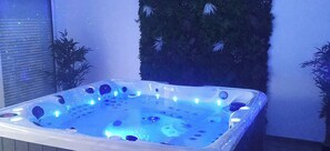 Bañera de hidromasaje cubierta