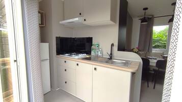 Frigorifero, microonde, forno, piano cottura