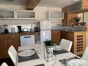 Kylskåp, mikrovågsugn, ugn och spishäll