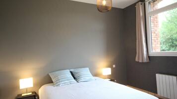 2 bedrooms, travel crib, free WiFi