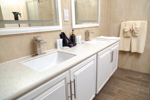 ヘアドライヤー、タオル