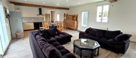 Télévision, lecteur de DVD, table de tennis de table