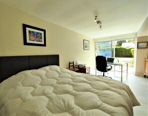 Travel crib, free WiFi