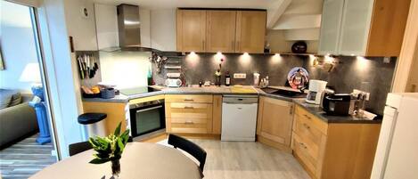 Frigorifero, microonde, forno, piano cottura