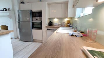 Køleskab, mikrobølgeovn, ovn, kogeplade