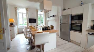 Køleskab, mikrobølgeovn, ovn, kogeplade