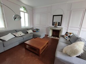 TV, fireplace - Gîtes de France® - La Ferme du Fresnois (FRESNE-LE-PLAN)