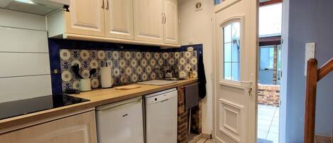 冷蔵庫、電子レンジ、オーブン、コンロ