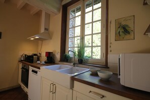 Fridge, microwave, oven, stovetop - Gîtes de France® - Gîte du domaine de Grosmesnil (COTTEVRARD)