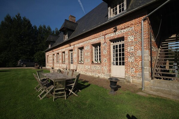 Outdoor dining - Gîtes de France® - Gîte du domaine de Grosmesnil (COTTEVRARD)