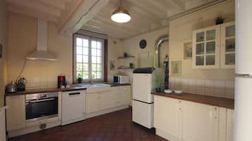 Køleskab, mikrobølgeovn, ovn, kogeplade