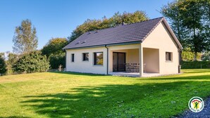 A single-story house with a sloped roof, a covered porch, and a small patio area. - Gîtes de France® - In the heart of Senneville (SENNEVILLE SUR FECAMP)