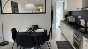 Une cuisine moderne avec un coin repas.