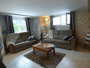 TV, DVD player - Gîtes de France® - Le Petit Clos des Camélias (VEULETTES SUR MER)