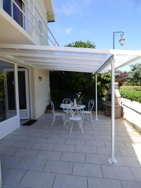 Outdoor dining - Gîtes de France® - Le Petit Clos des Camélias (VEULETTES SUR MER)