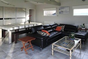 Télévision, lecteur de DVD, table de tennis de table