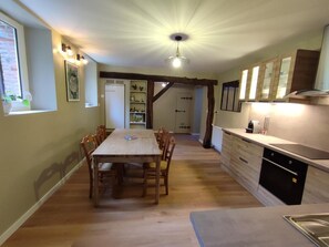 Kjøleskap, mikrobølgeovn, ovn og kokeplater