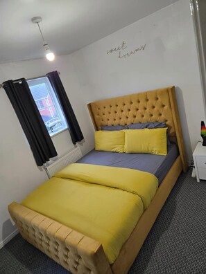 House | 2 bedrooms, free WiFi, bed sheets - West Winds Featherstone in Wolverhampton (Wolverhampton)