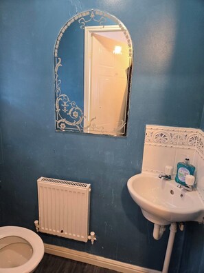 House | Bathroom | Shower, towels - West Winds Featherstone in Wolverhampton (Wolverhampton)
