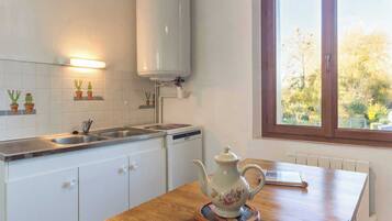 Een koelkast, een microgolfoven, een oven, een kookplaat