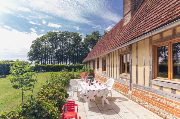 Outdoor dining - Gîtes de France® - Les Coquelicots (BEAUVAL EN CAUX)
