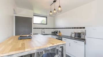 冷蔵庫、電子レンジ、オーブン、コンロ