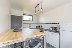 Fridge, microwave, oven, stovetop - Gîtes de France® - Les Grandes Terrasses (HEUQUEVILLE)